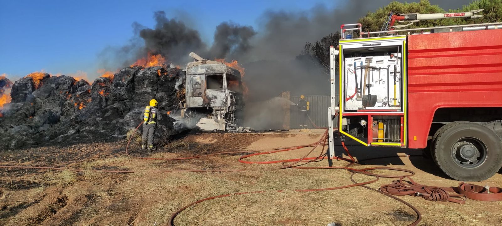 Bomberos extinguen un fuego en un camión de paja en el casco urbano de Castellanos de Villiquera (3)