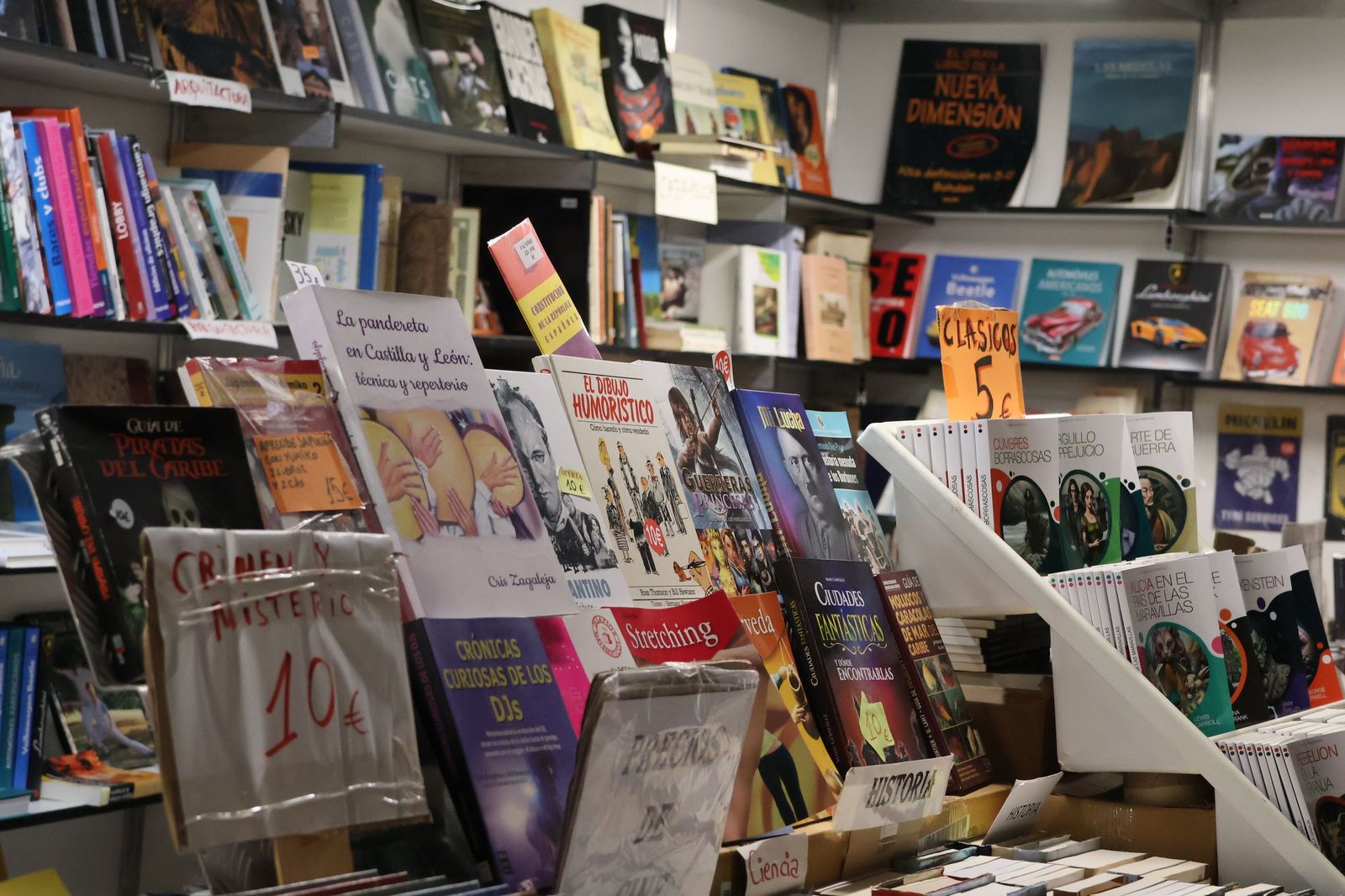 Decenas de libros expuestos en la Feria del Libro Antiguo