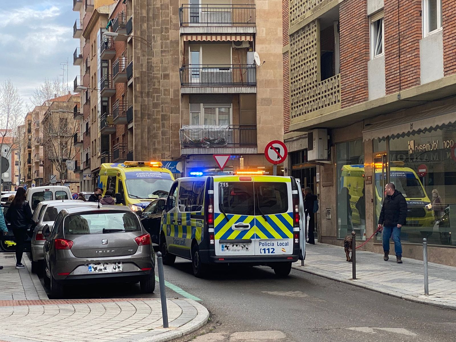 Policía Local y una ambulancia en un accidente en la calle Pérez Oliva
