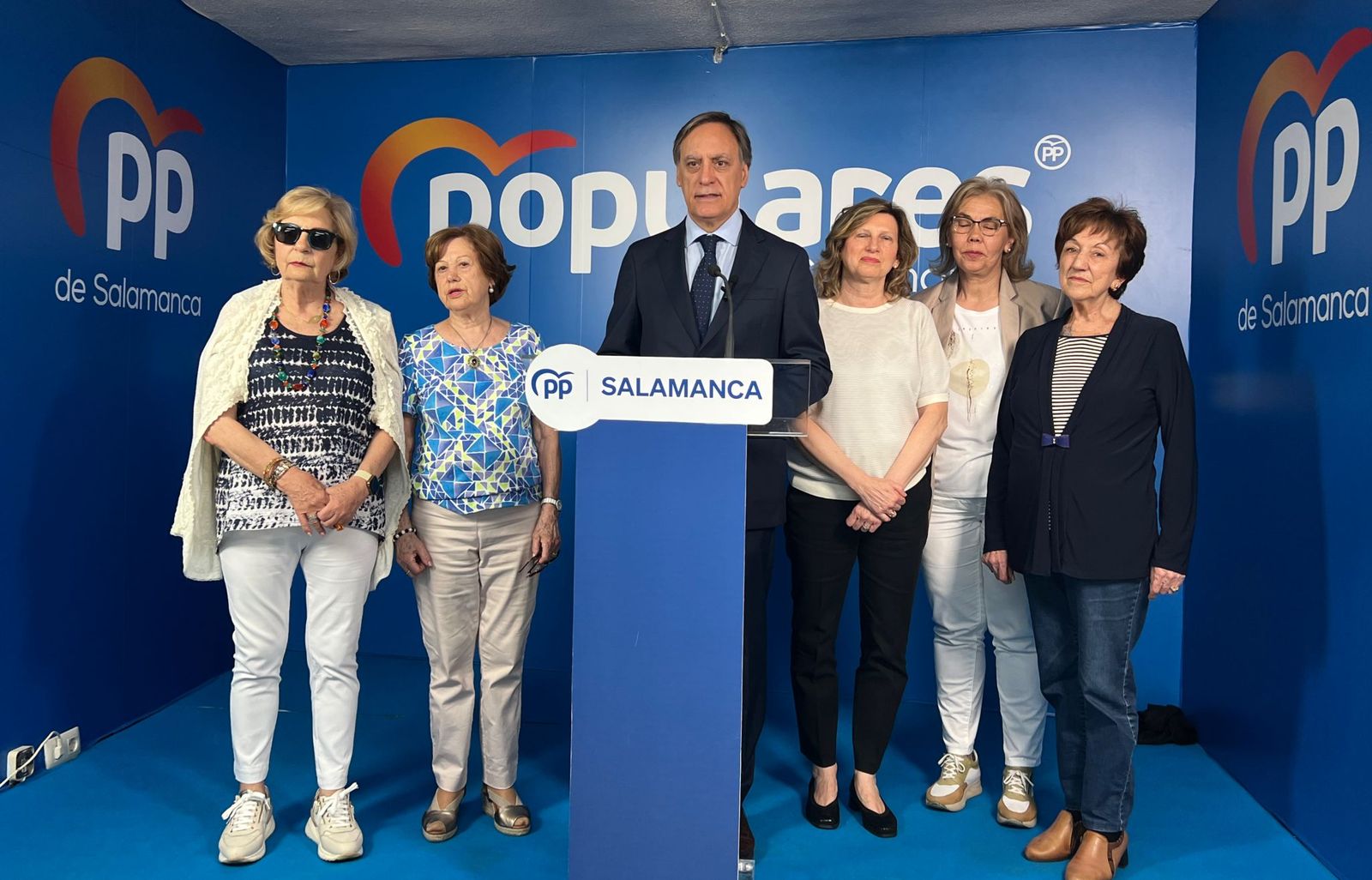 Carbayo junto a representantes de la Asociación de Amas de Casa, Consumidores y Usuarios de Salamanca