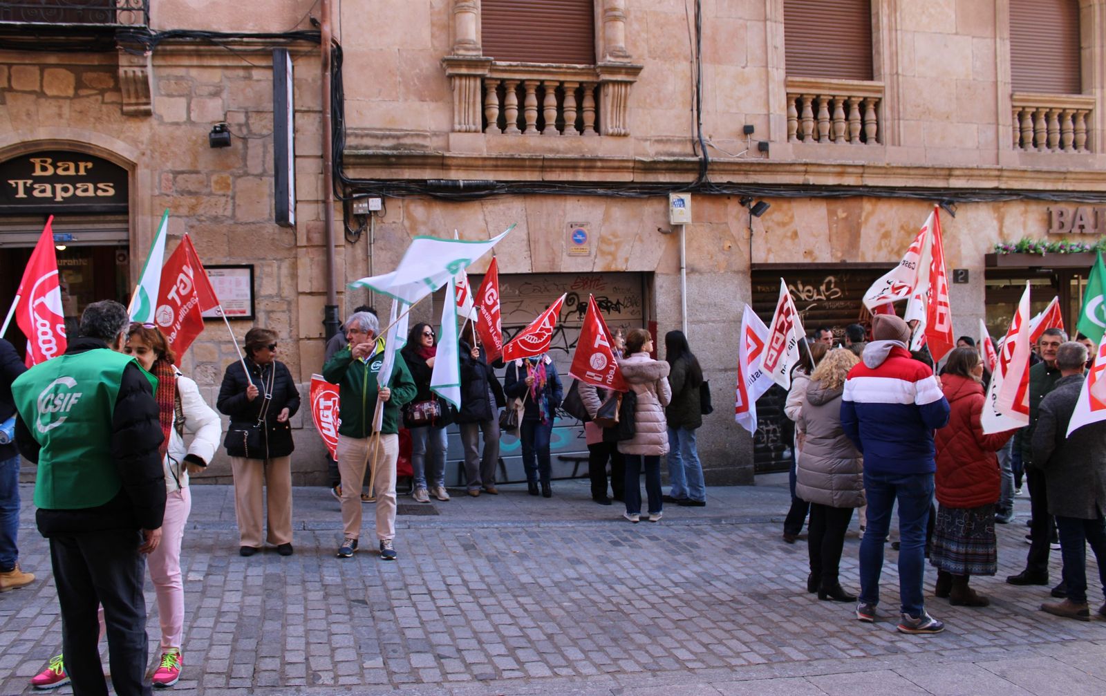 Los sindicatos se movilizan por tercera semana consecutiva para exigir un "salario digno" frente a la Diputación