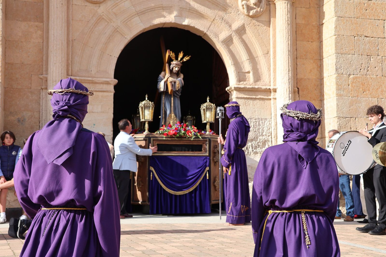 Revive las imágenes de la procesión del Santo Entierro en Fuentesaúco