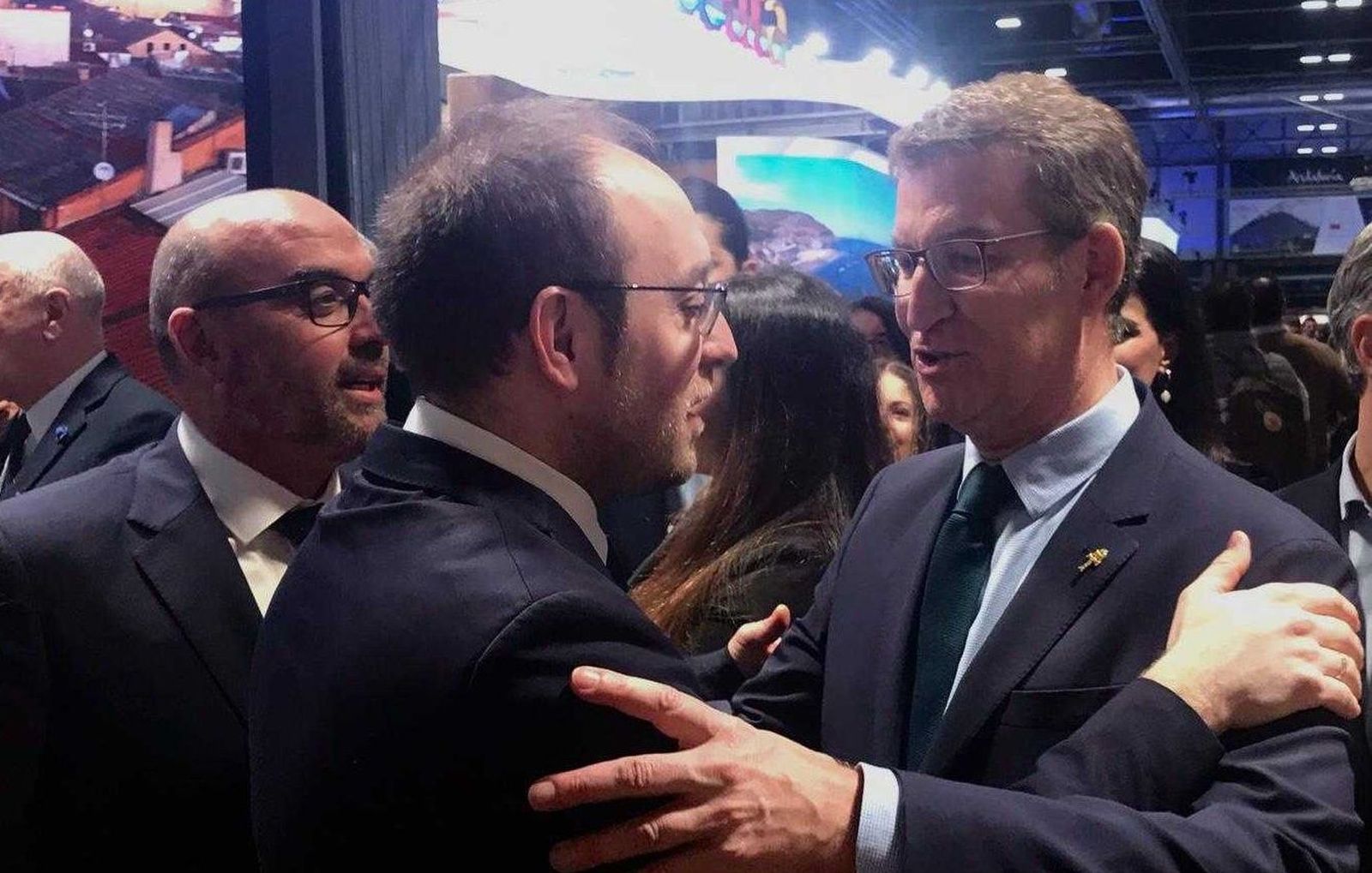 El alcalde de Ciudad Rodrigo Marcos Iglesias junto a presidente del Partido Popular Alberto Núñez Feijóo en Fitur