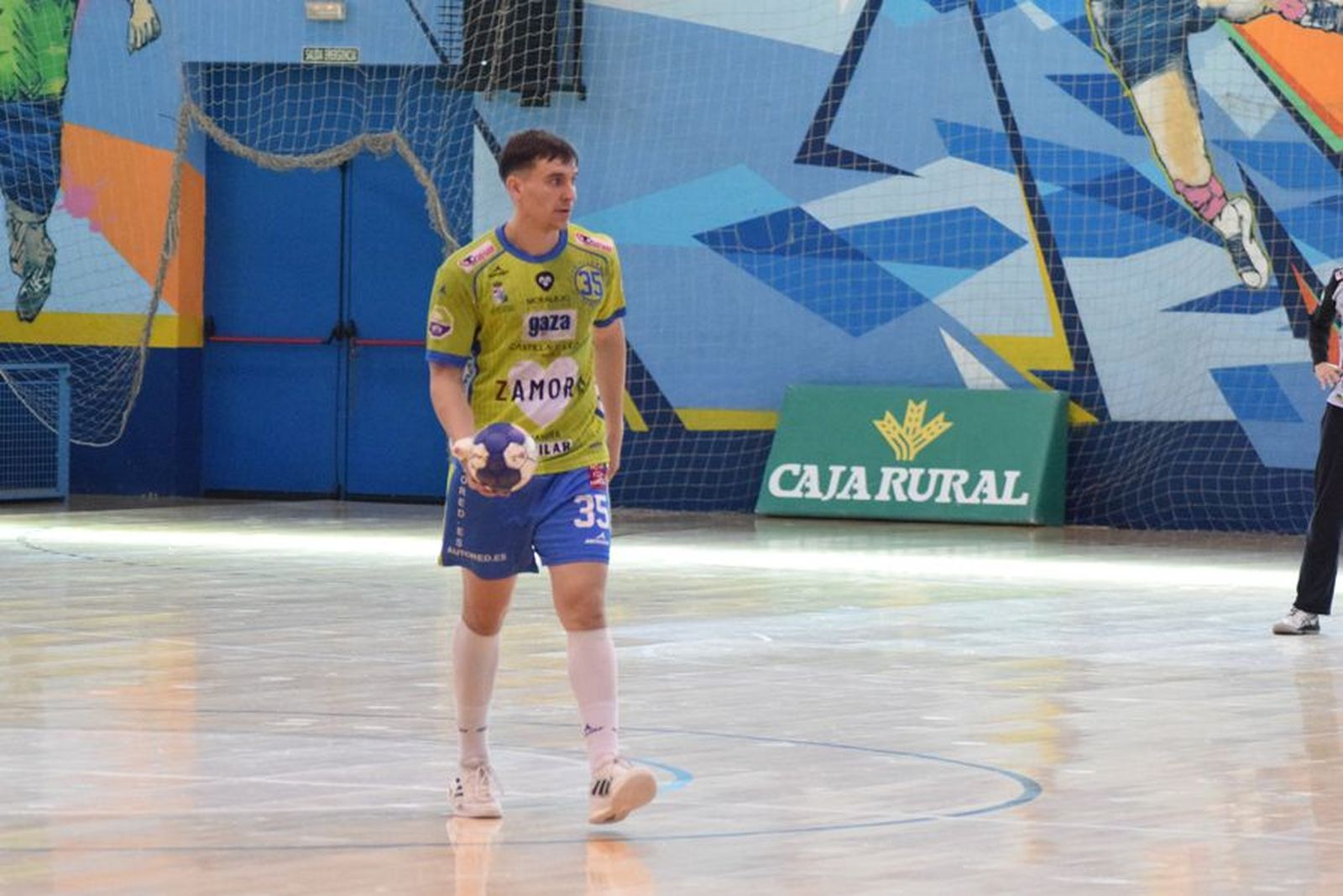 Pancho Bellia con el balón en el Balonmano Zamora Enamora - Balonmano Alicante.