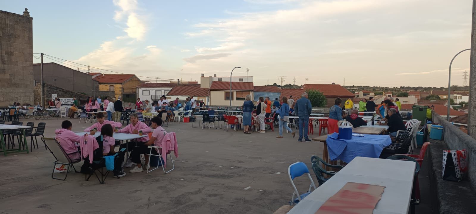 Los vecinos de Pereña de la Ribera se van de cena popular