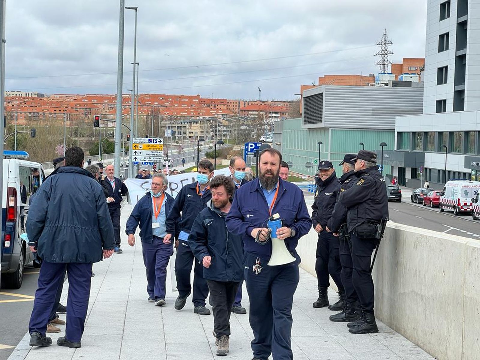 concentracion-de-los-trabajadores-de-mantenimiento-por-la-privatizacion-del-servicio-en-el-hospital-de-salamanca-fotos-s24h-8