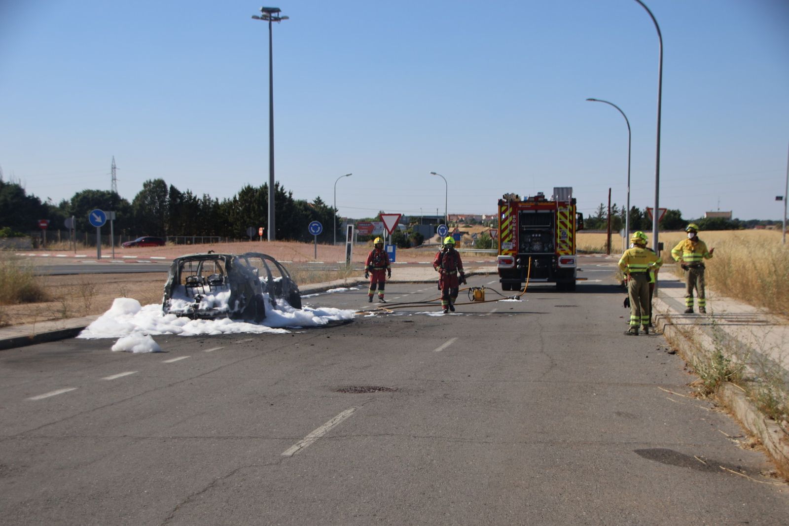 Calcinado un vehículo junto a la carretera de Zamora