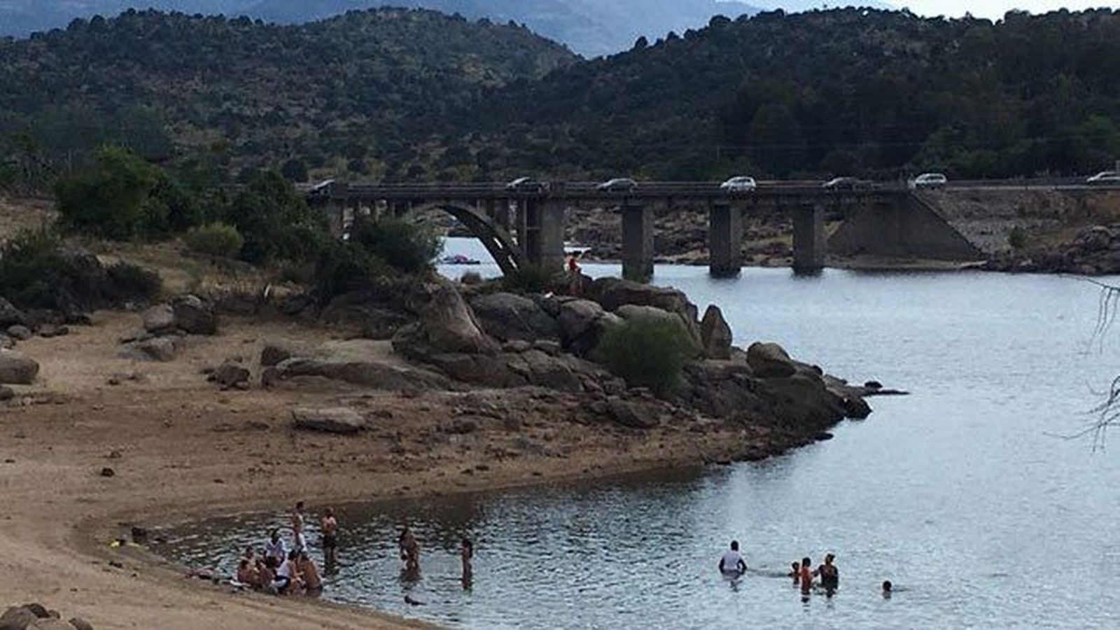 Rescatados los tripulantes de un velero que ha volcado en el Burguillo