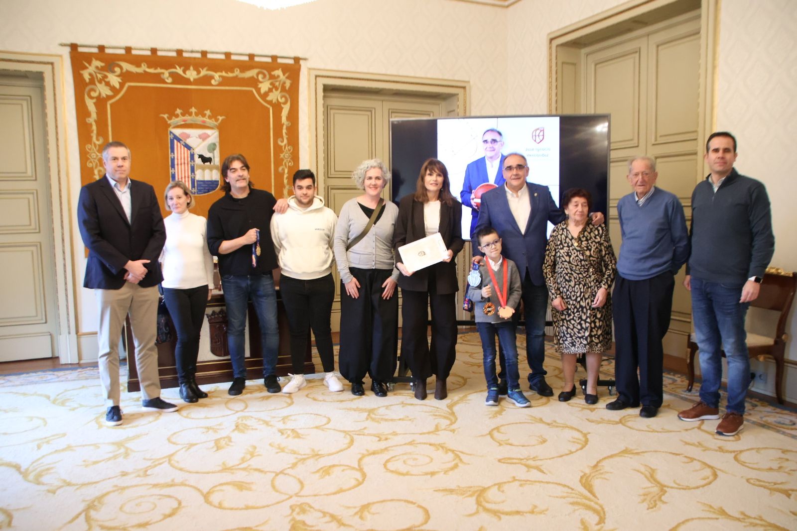 La concejala de Deportes, Almudena Parres, recibe al entrenador de baloncesto José Ignacio Hernández