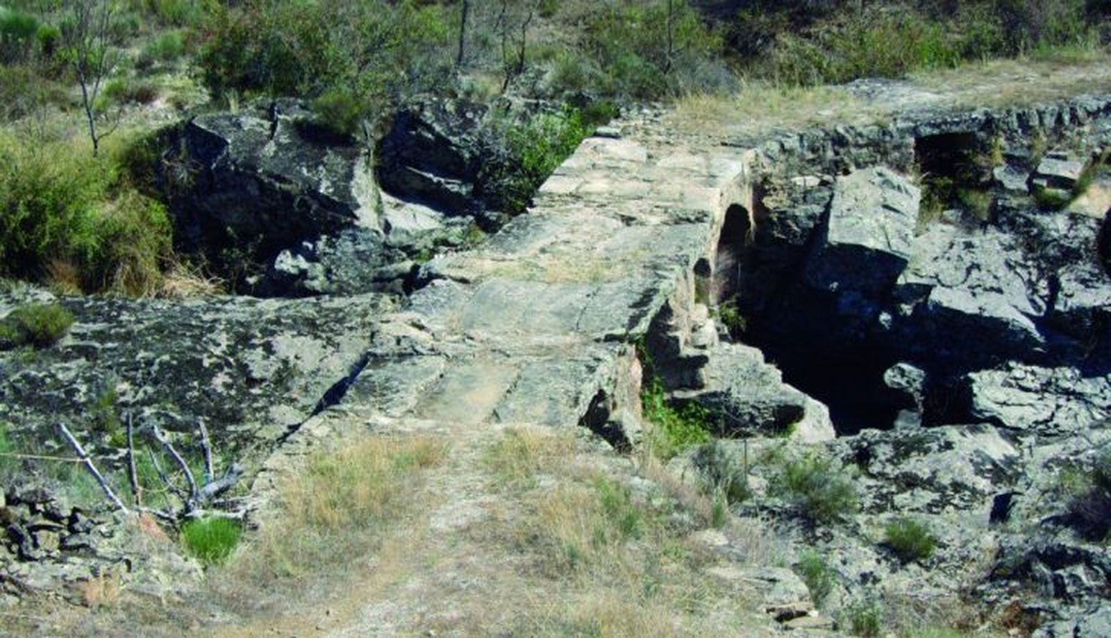 Puente de los Ojos sobre el río Camaces