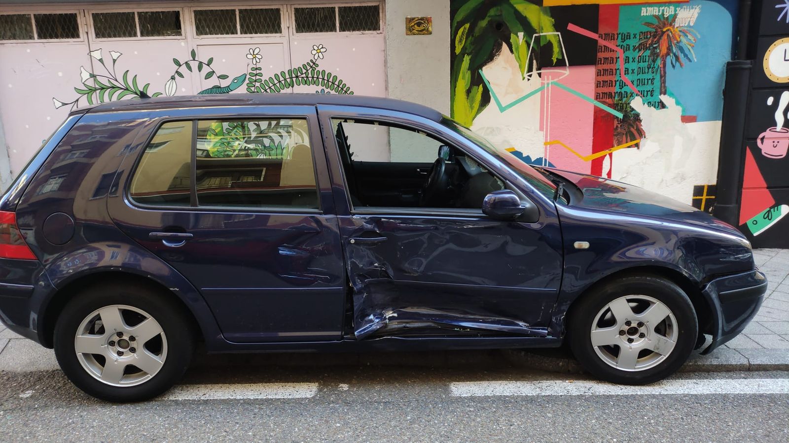 Uno de los coches dañados durante el encontronazo