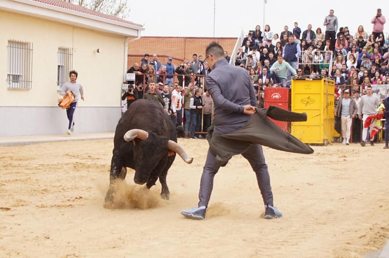 ambiente-y-participacion-durante-el-toro-del-voto-en-villoria-suelta-de-dos-toros-del-cajon-foto-juanes-7