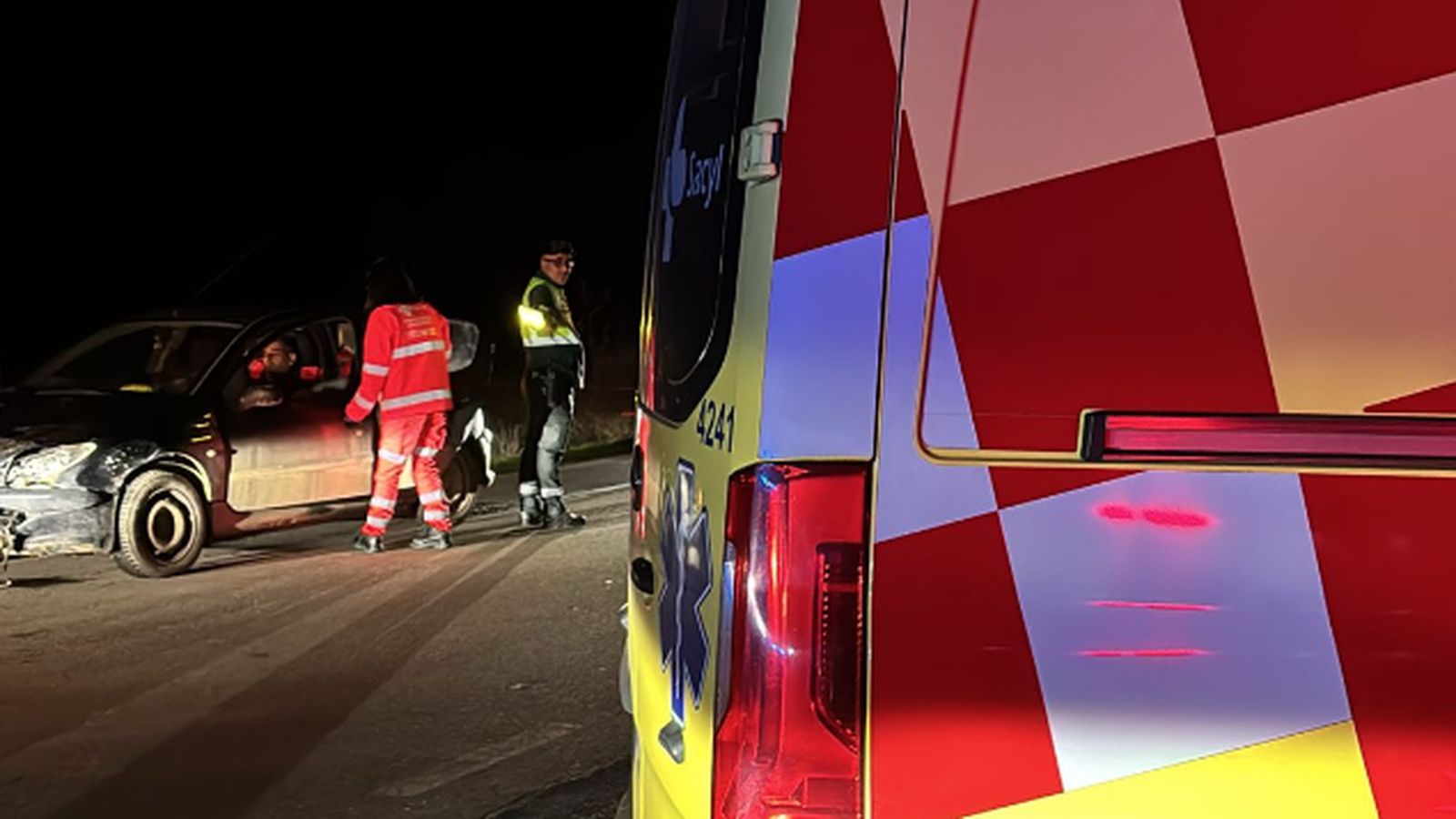 Ambulancia en Encinas de Abajo tras colisionar un jabalí contra un vehículo