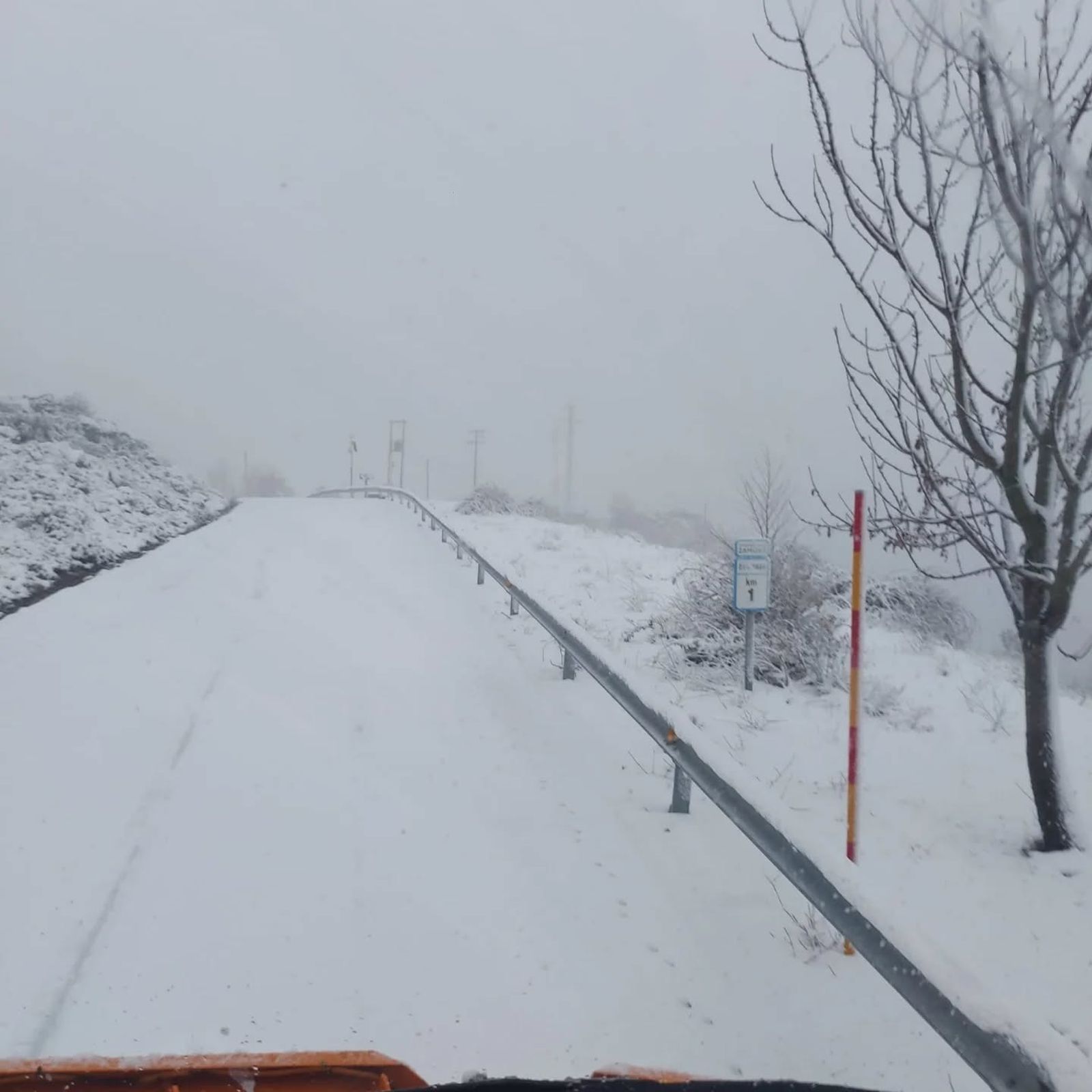 Nieve en las carreteras de Sanabria este martes