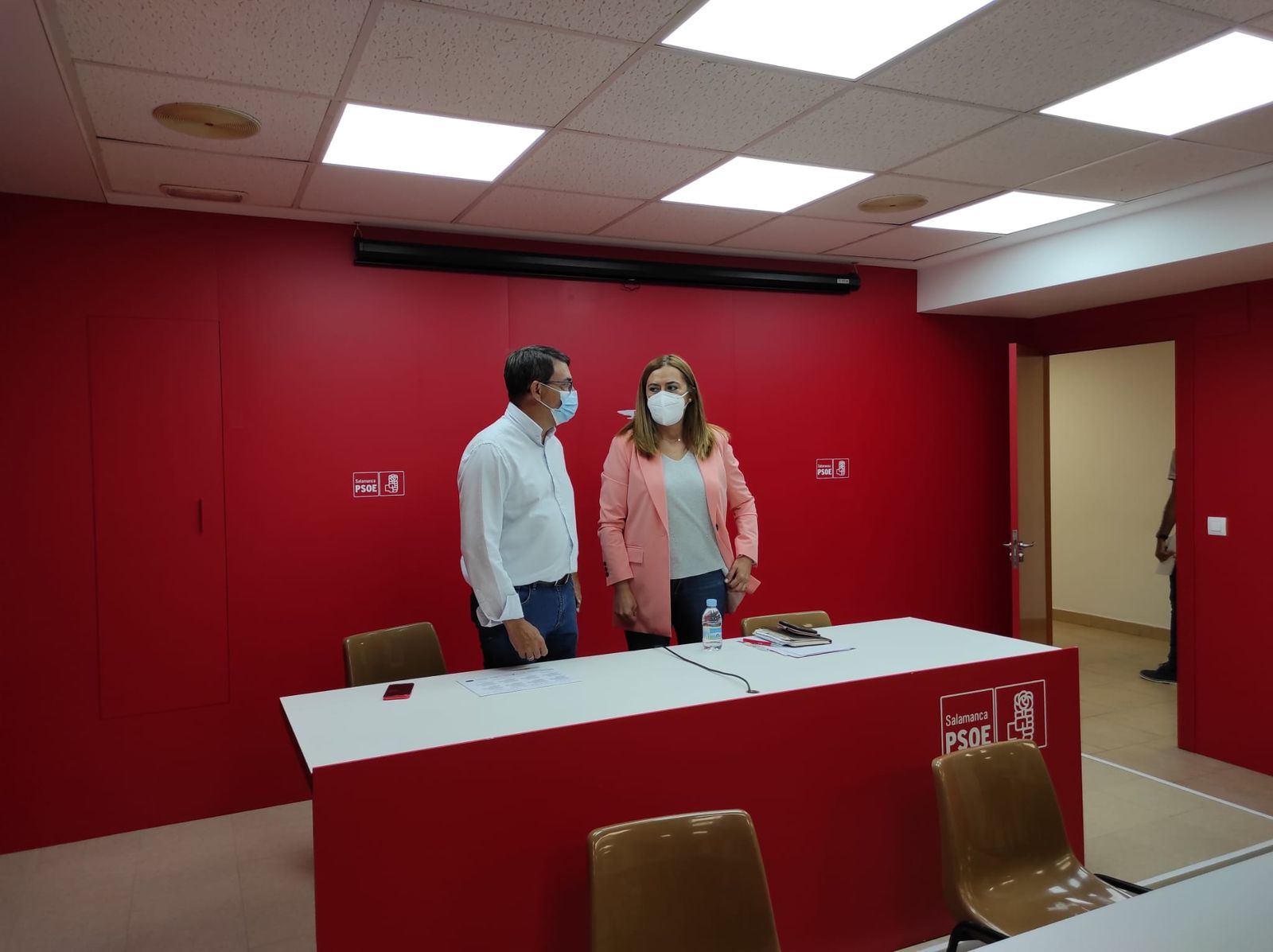 Fernando Pablos y Virginia Barcones en la sede del PSOE de Salamanca. Foto SALAMANCA24HORAS. Fernando Pablos y Virginia Barcones en la sede del PSOE de Salamanca. Foto SALAMANCA24HORAS.