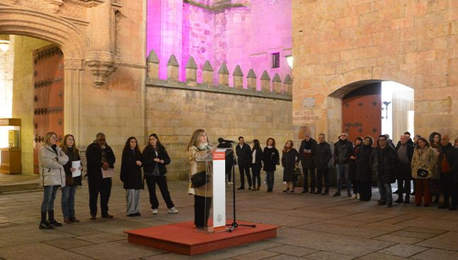 La Universidad de Salamanca ilumina la fachada de las Escuelas Mayores