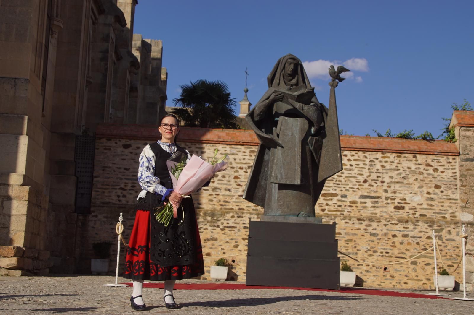 Ofrenda Floral a Santa Teresa en Alba de Tormes (14).jpeg