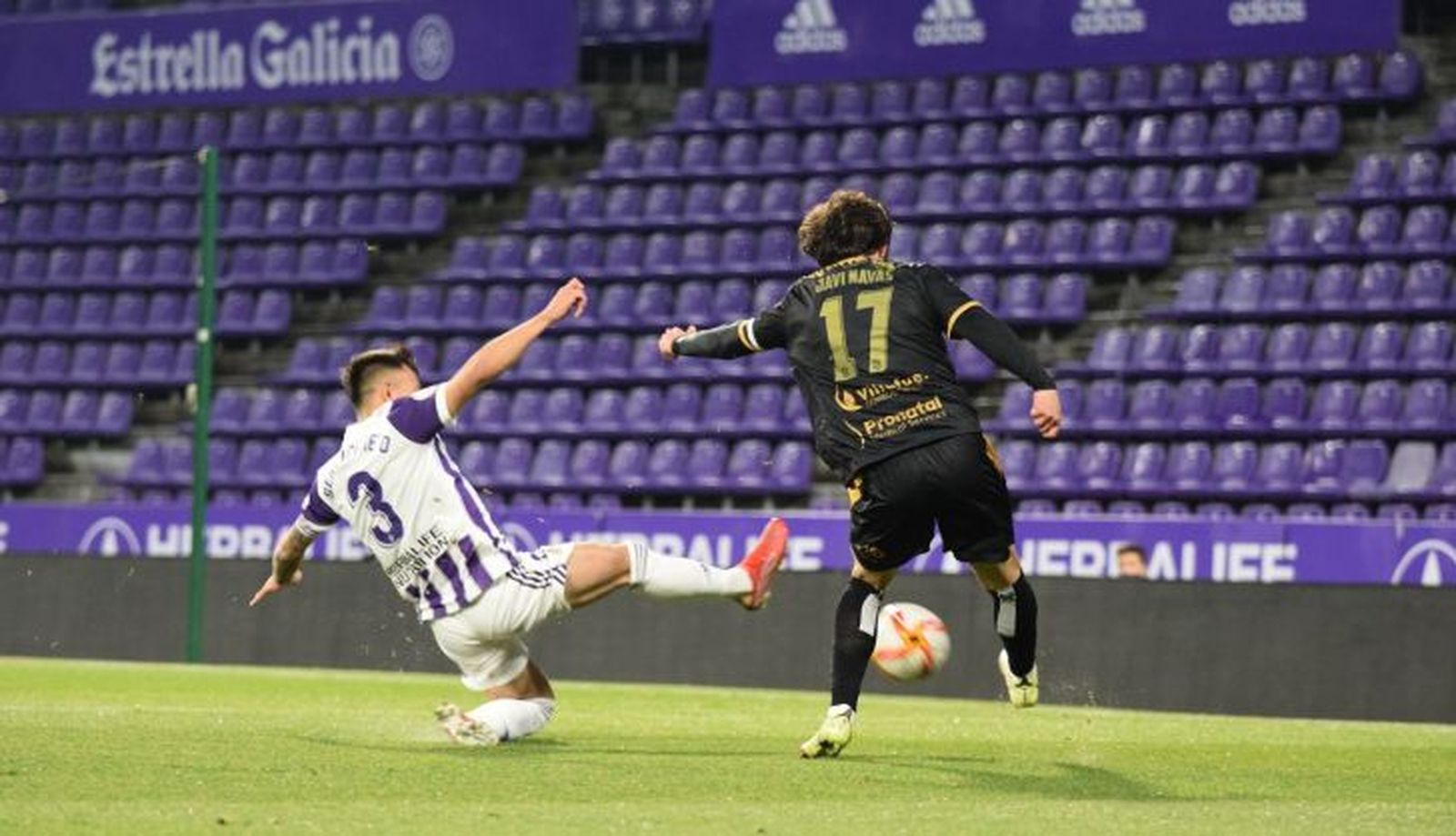 Javi Navas centra ante el Valladolid Promesas / FOTO ZAMORA24HORAS.COM