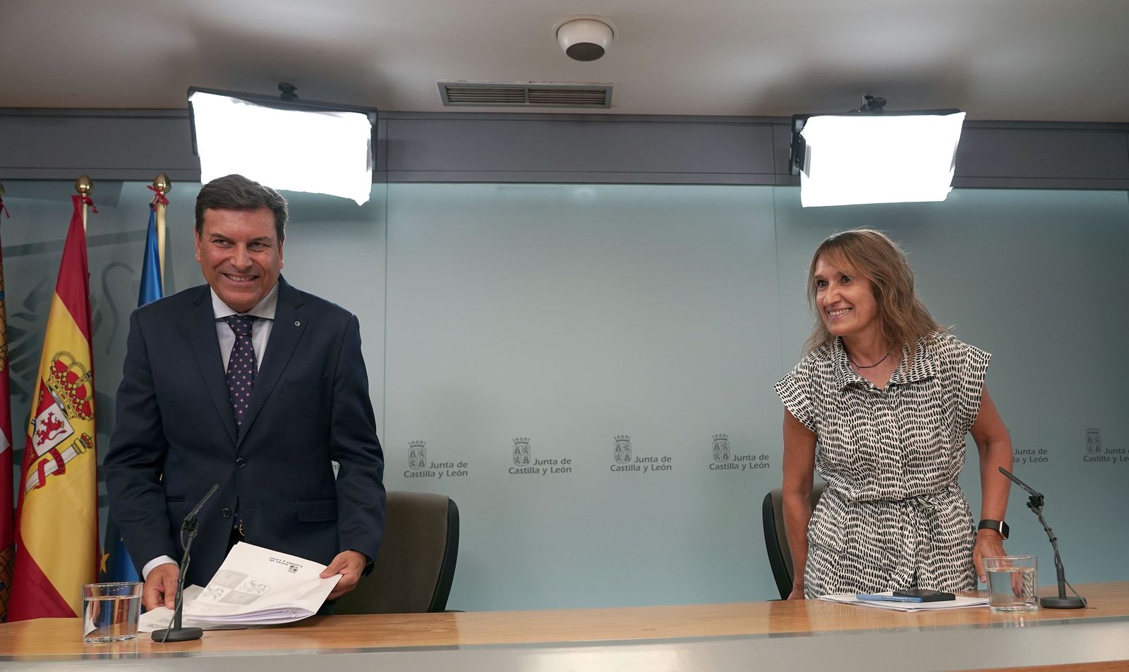 ICAL . El consejero de Economía y Hacienda y portavoz, Carlos Fernández Carriedo, y la consejera de Educación, Rocío Lucas, comparecen en rueda de prensa posterior al Consejo de Gobierno. ICAL . El consejero de Economía y Hacienda y portavoz, Carlos Fernández Carriedo, y la consejera de Educación, Rocío Lucas, comparecen en rueda de prensa posterior al Consejo de Gobierno.