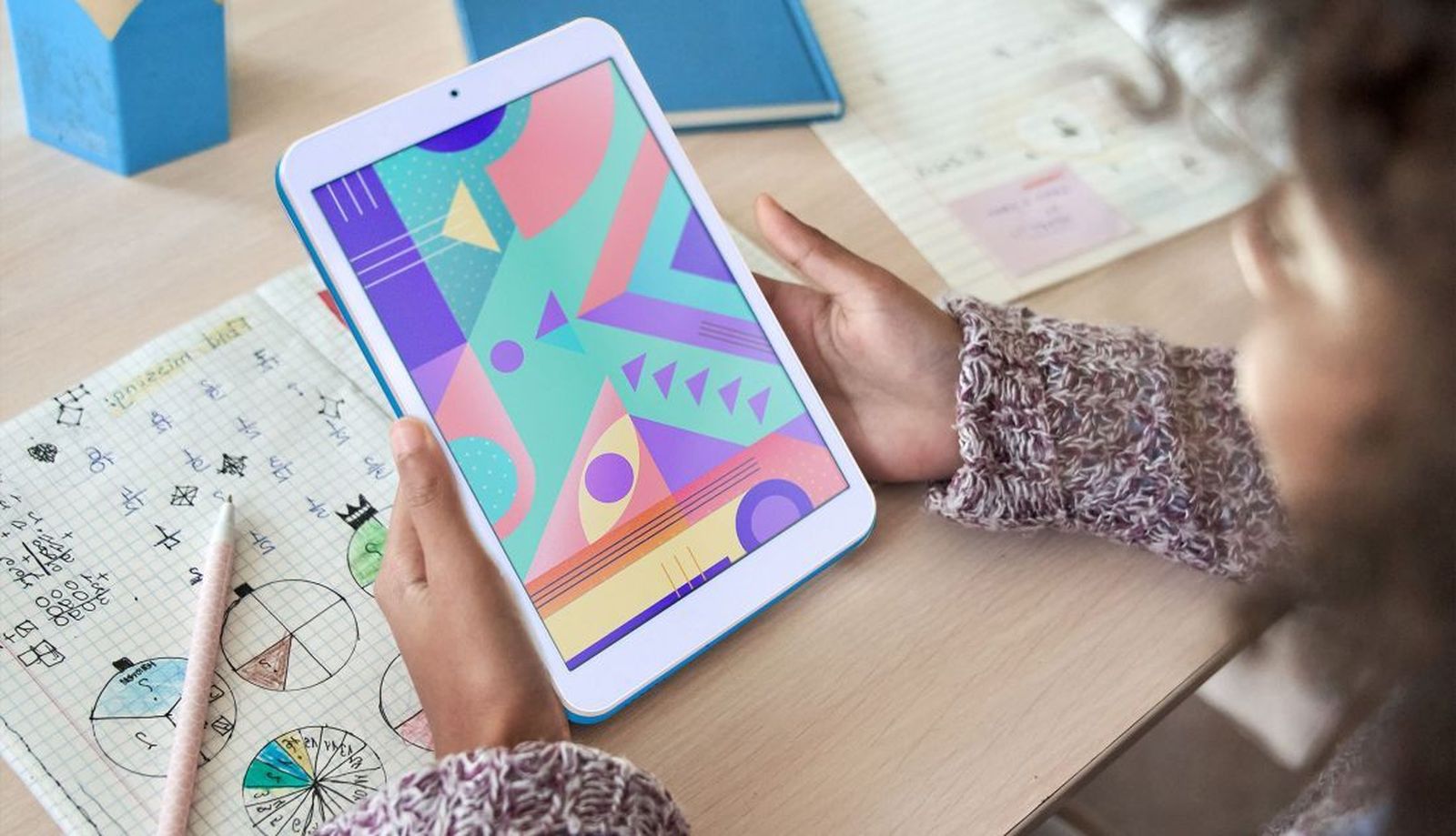 Una niña juega con una tablet