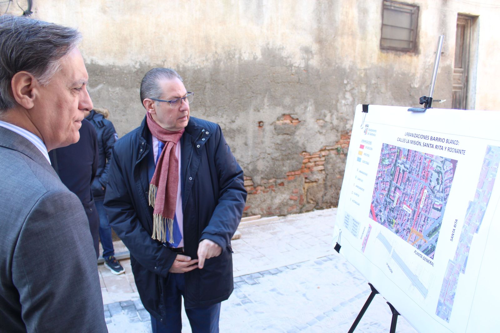 El alcalde, Carlos García Carbayo, visita la renovación en las calles del Barrio Blanco. El alcalde, Carlos García Carbayo, visita la renovación en las calles del Barrio Blanco.