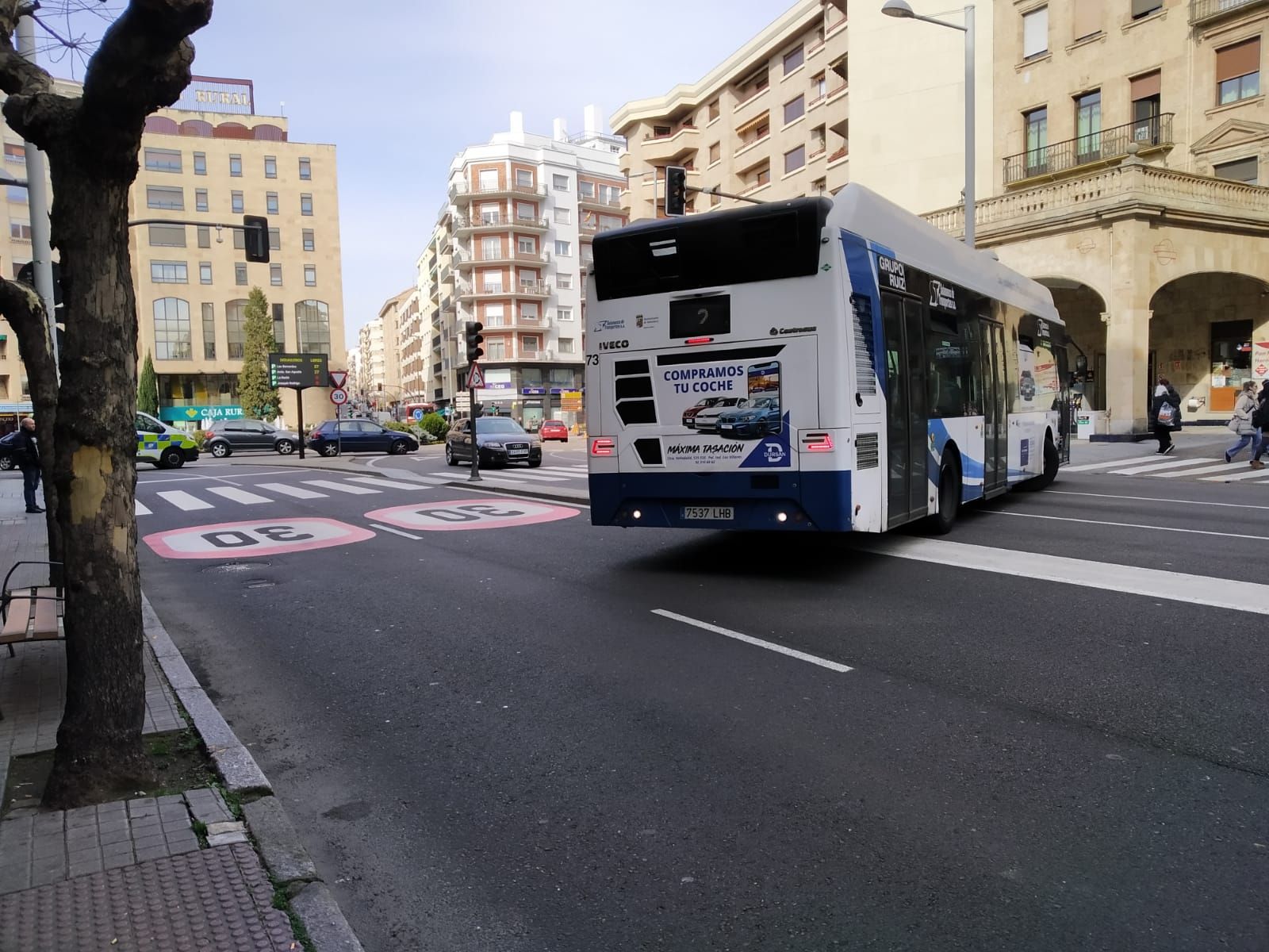 Autobuses urbanos de Salamanca atascados en Avenida de Mirat por la tractorada