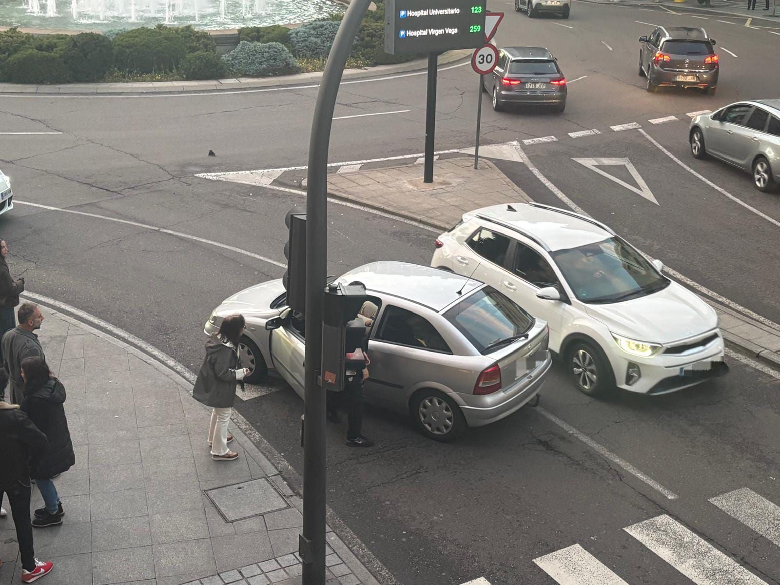 Un aparatoso choque entre dos coches deja uno de ellos del revés en plena Puerta Zamora