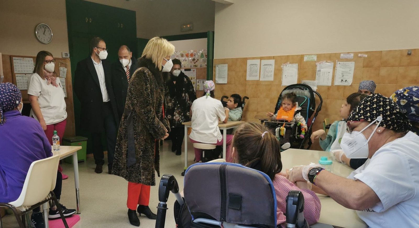 Verónica Casado, consejera de Sanidad de la Junta de Castilla y León, durante su visita a ASPACE Salamanca | FOTO ASPACE Salamanca
