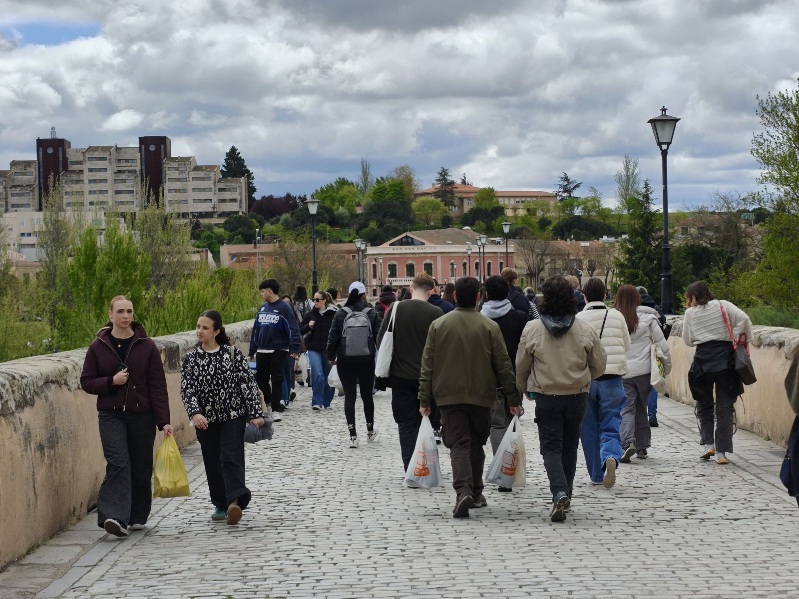 Un multitudinario Lunes de Aguas en Salamanca llena la ribera del Tormes