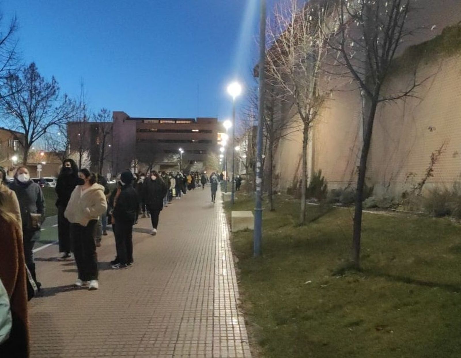 Cola para realizarse la prueba de antígenos en el cribado masivo de la USAL