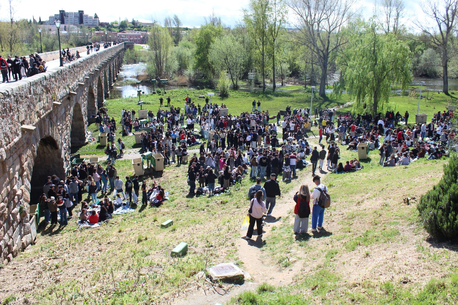 Archivo, Celebración del Lunes de Aguas en las inmediaciones del Puente Romano