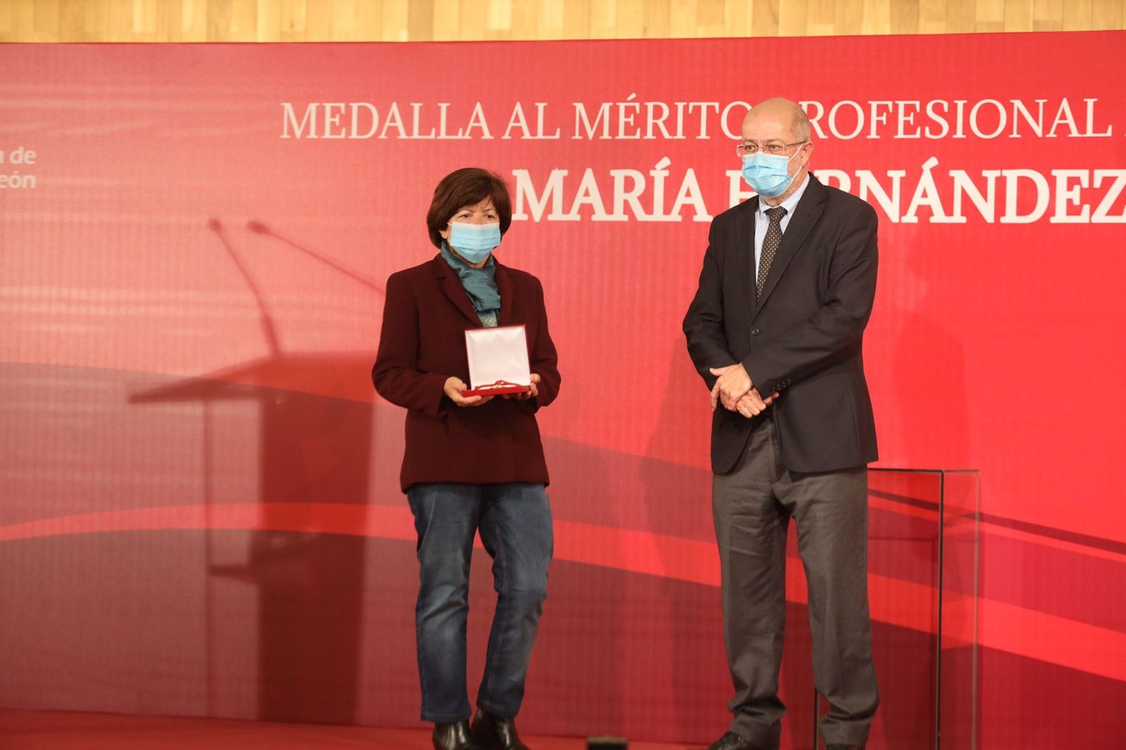 entrega-de-la-medalla-al-merito-profesional-a-la-cooperante-maria-hernandez-matas-8