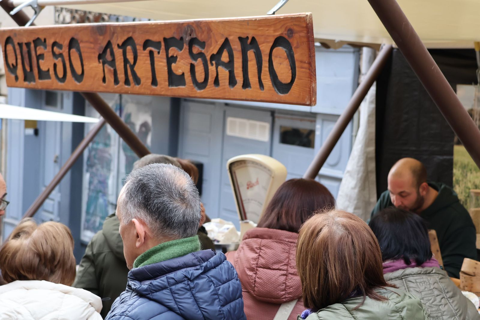 GALERÍA | El mercado de artesanos en la calle Balborraz como escaparate del producto local