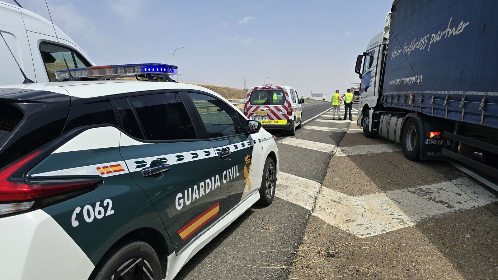 Un accidente entre dos camiones deja una persona inconciente en la A-62