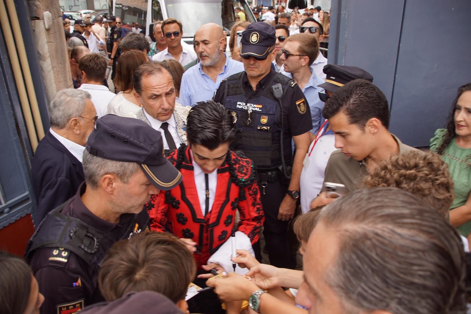 Gran ambiente en La Glorieta para la tarde de toros de Morante de la Puebla, Ismael Martín y Marco Pérez