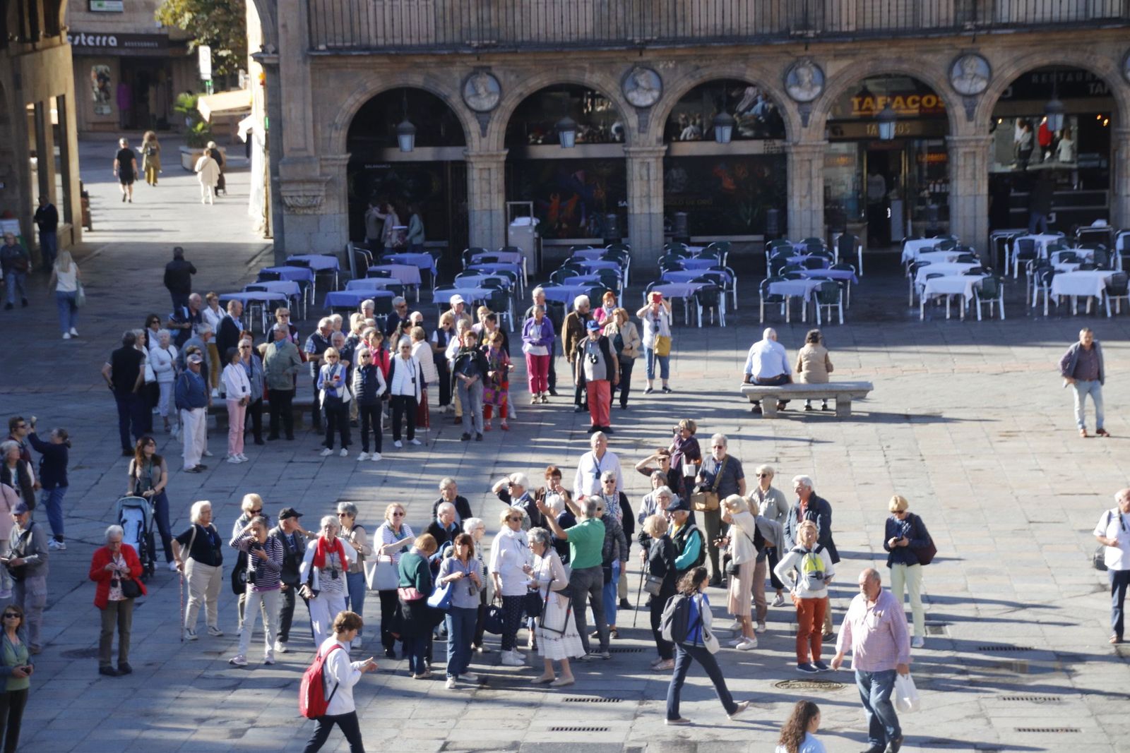 Gente paseando por la Plaza Mayor