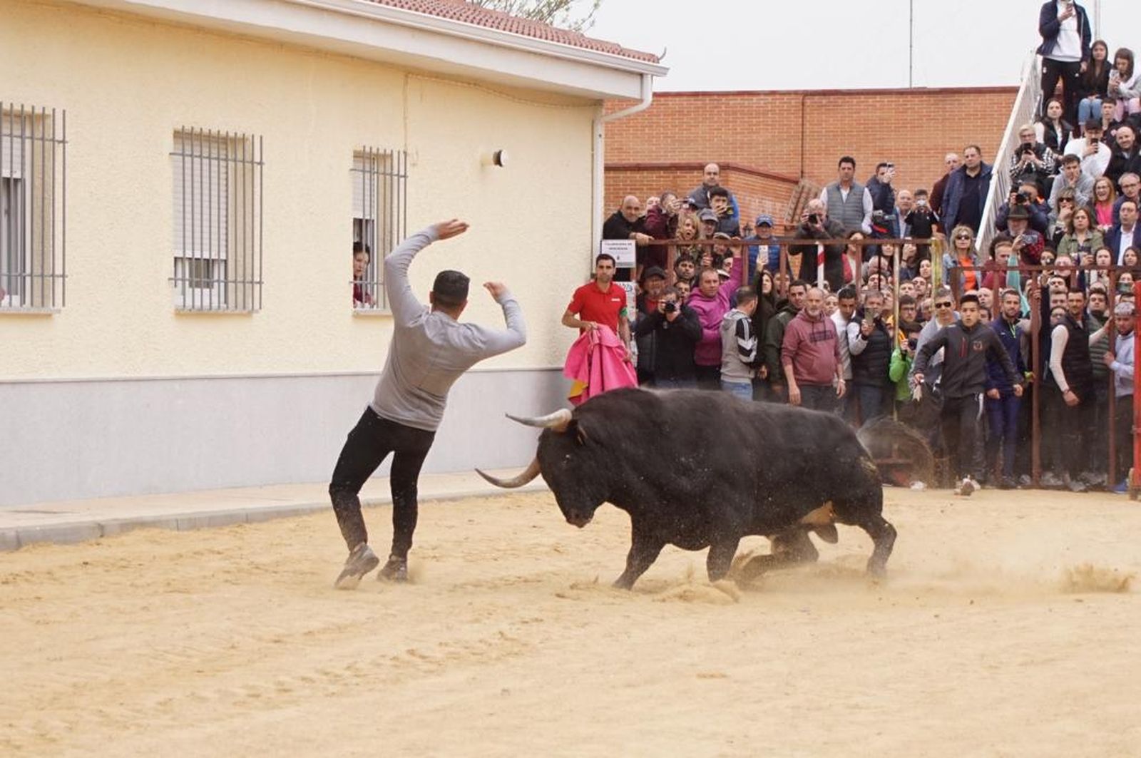 ambiente-y-participacion-durante-el-toro-del-voto-en-villoria-suelta-de-dos-toros-del-cajon-foto-juanes-2