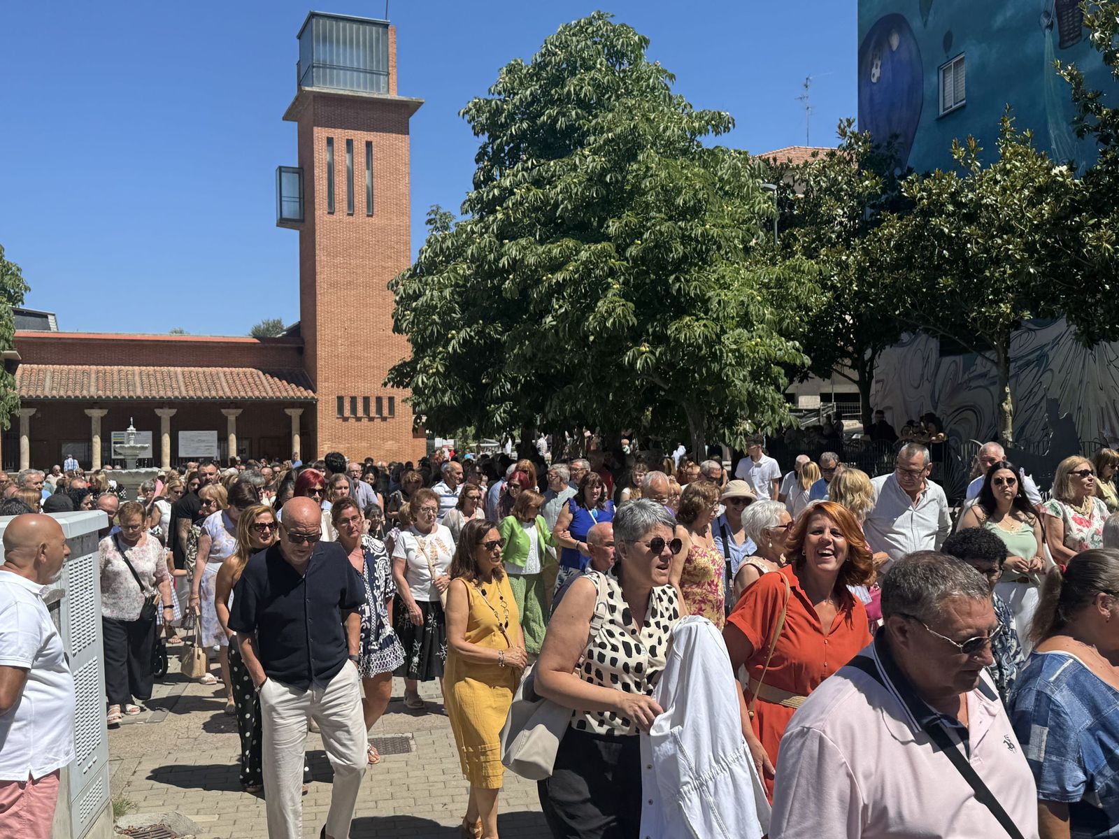 Misa solemne en honor a Santa Marta y a continuación procesión y vino español en el paseo fluvial.