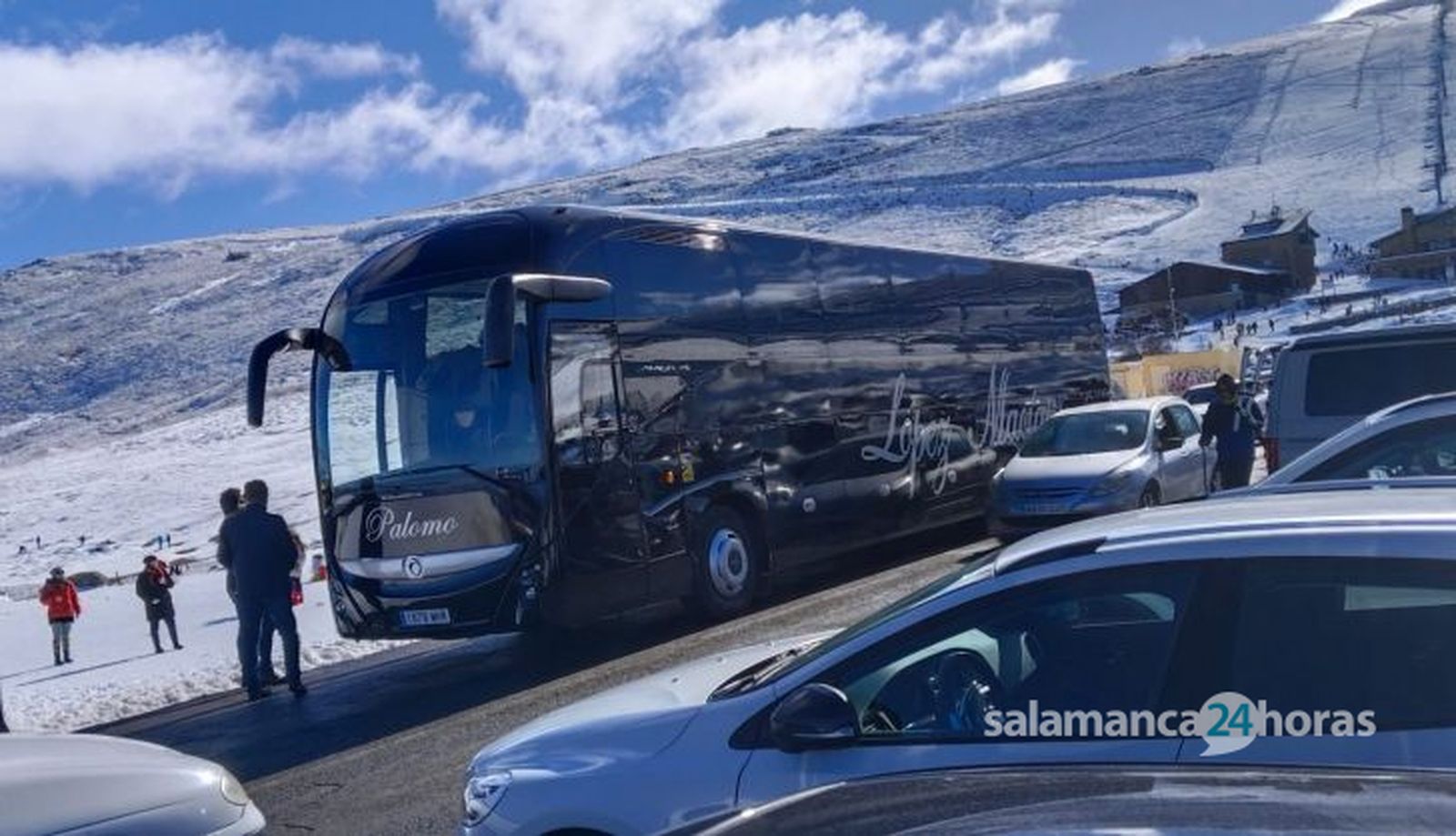 Gente disfrutando con trineos en La Covatilla 