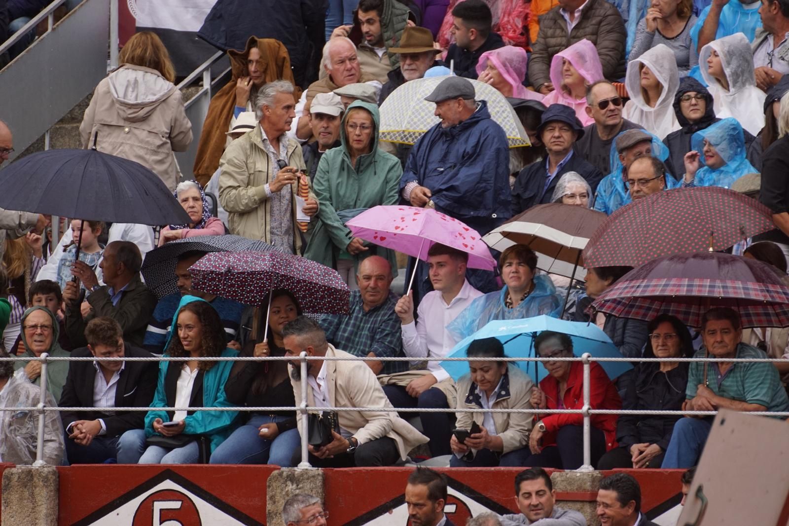 resumen-fotografico-del-ambiente-en-los-tendidos-de-la-glorieta-durante-la-corrida-de-garcigrande-20-de-septiembre-de-2024-foto-juanes-62