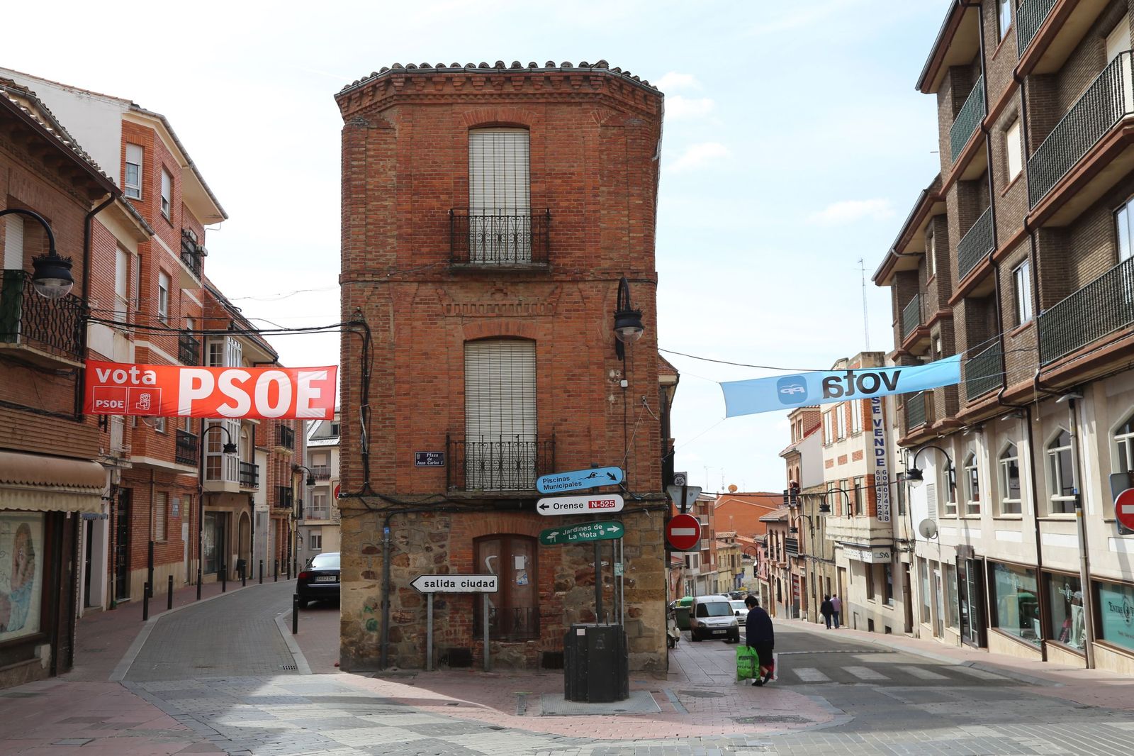 Calle del centro de Benavente con publicidad electoral en 2015