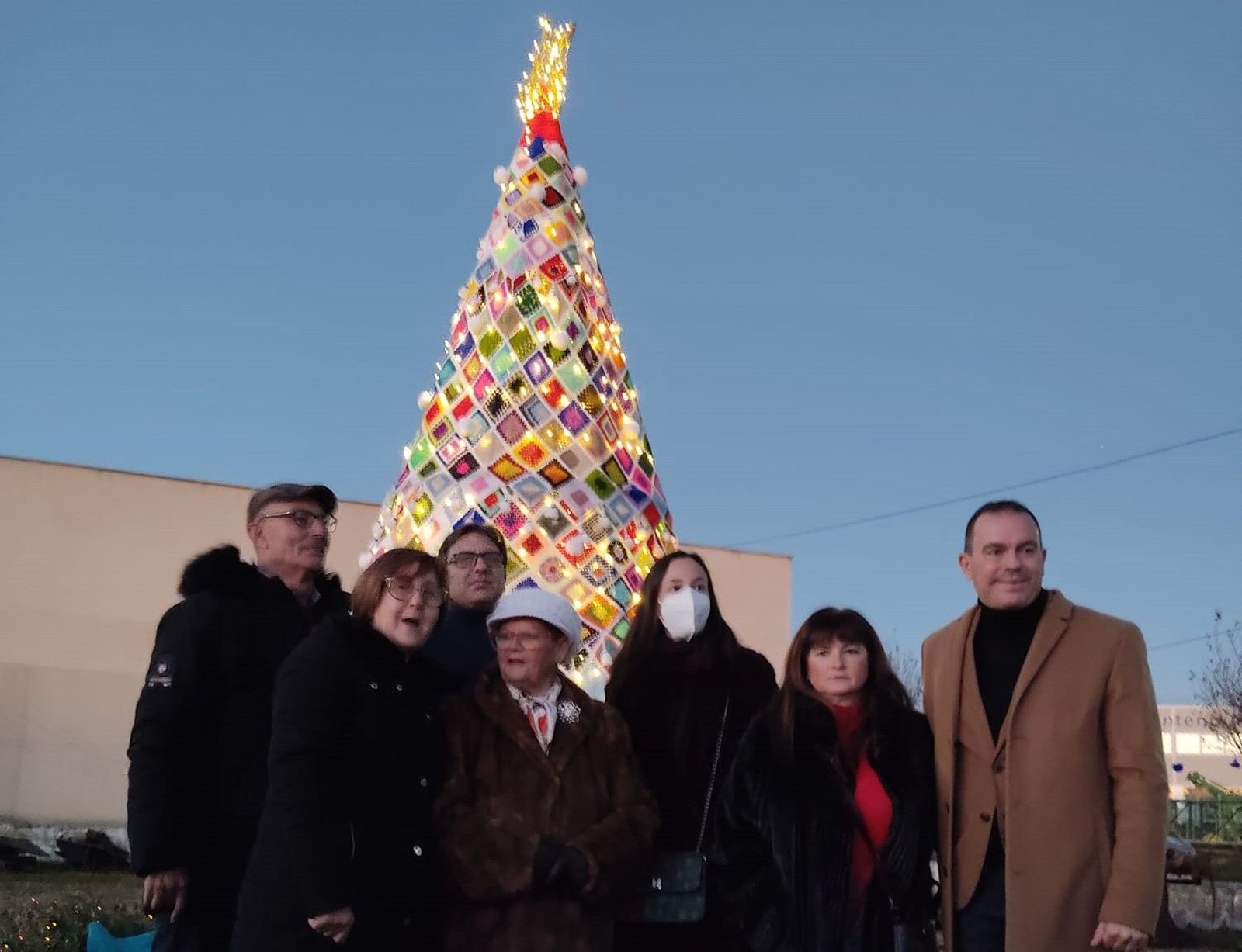 Ubuntu presenta a los vecinos de Roales un árbol de Navidad de ganchillo