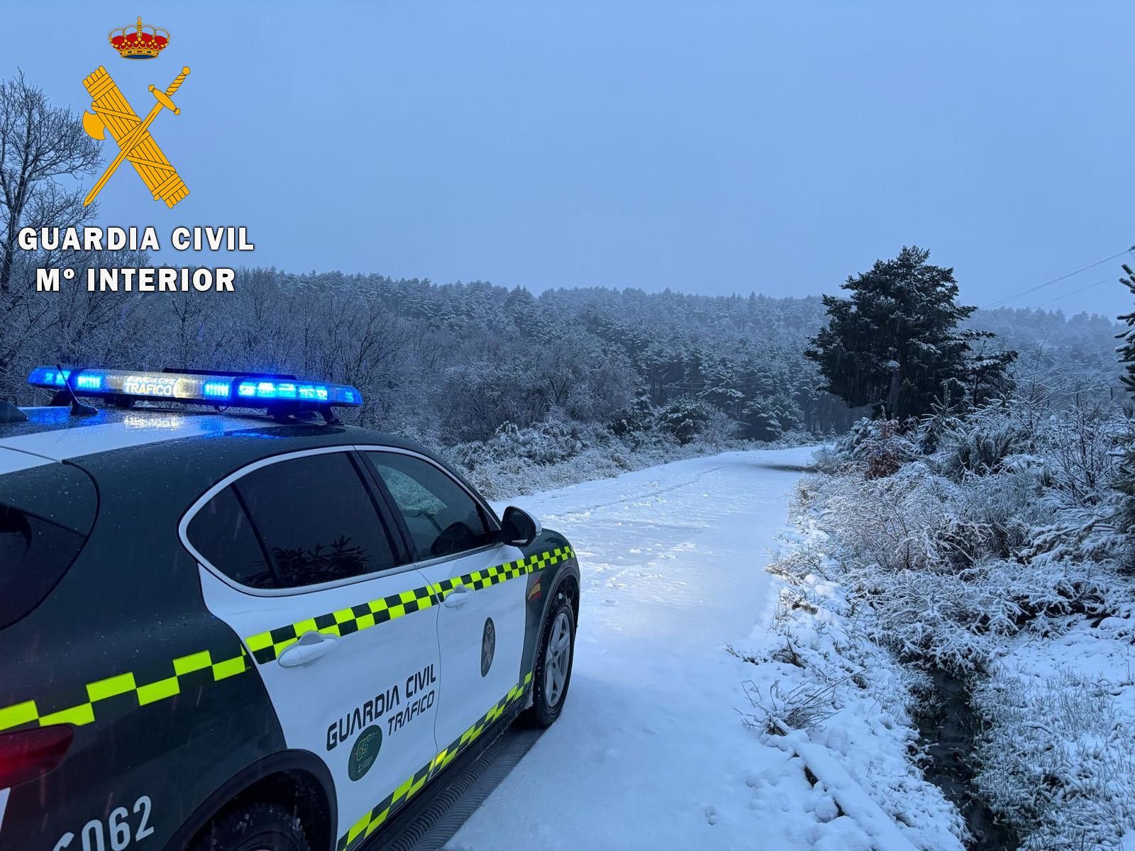 Guardia Civil auxilia a familias atrapadas por la nieve