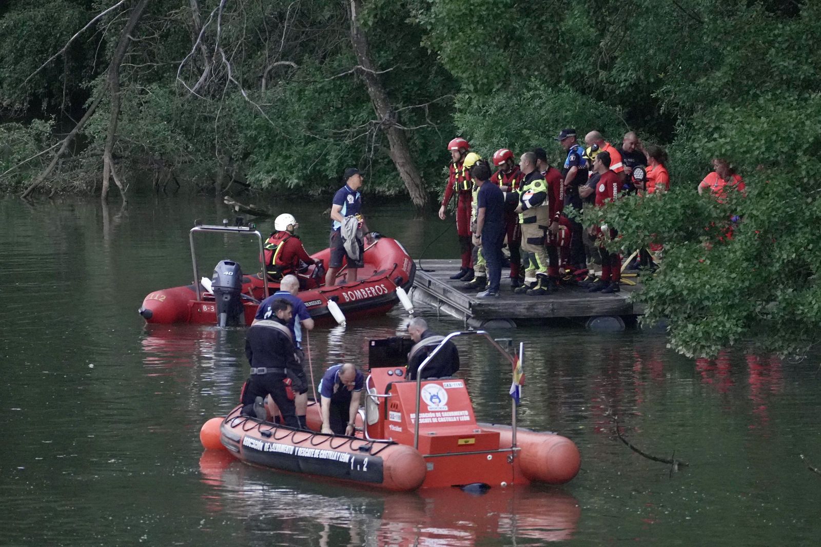 Los bomberos de Valladolid buscan a un joven en el río Pisuerga en Valladolid Los bomberos de Valladolid buscan a un joven en el río Pisuerga en Valladolid