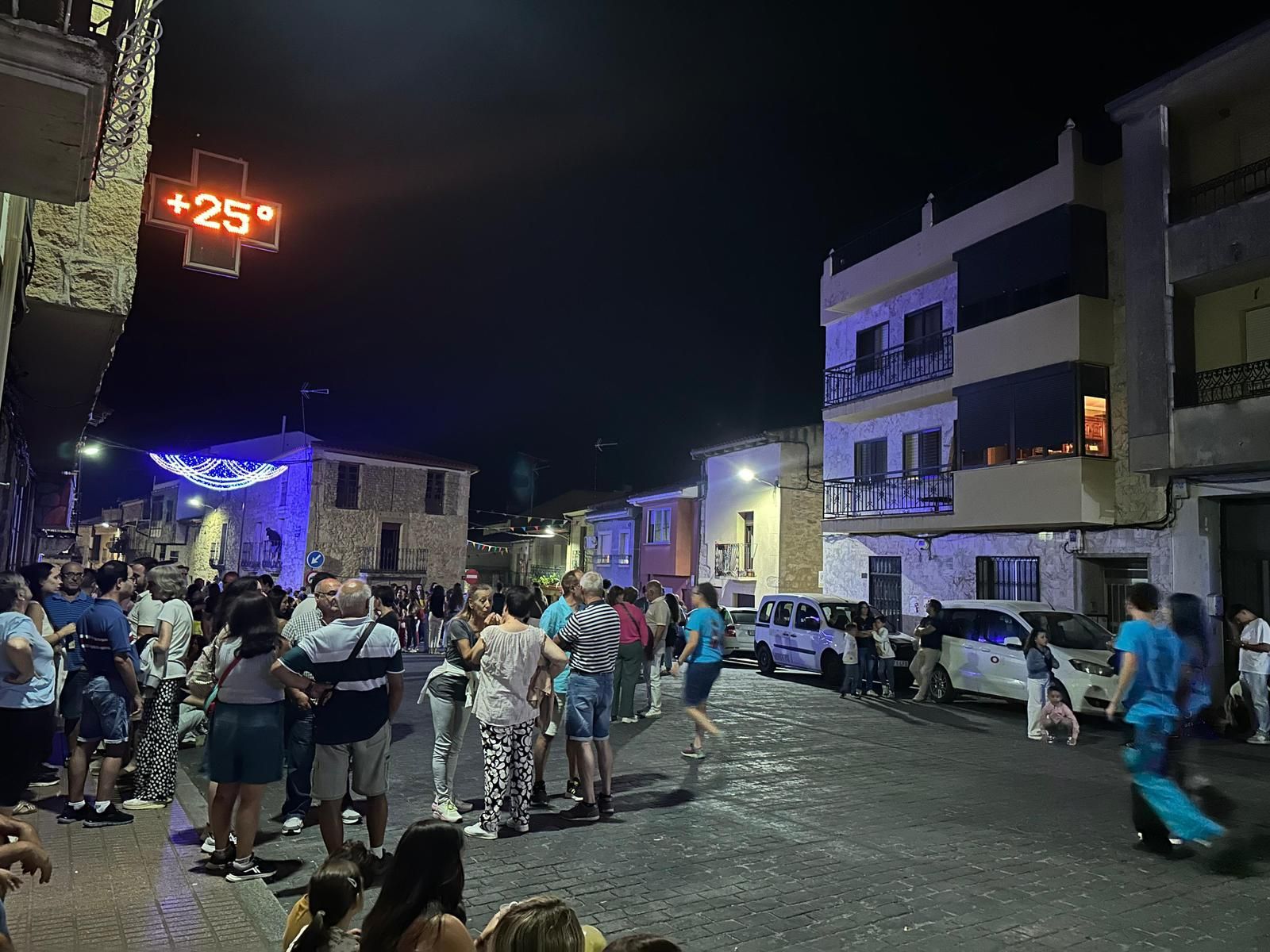 El desfile de carrozas de Aldeadávila vuelve a llenar de luz y color las calles en sus fiestas
