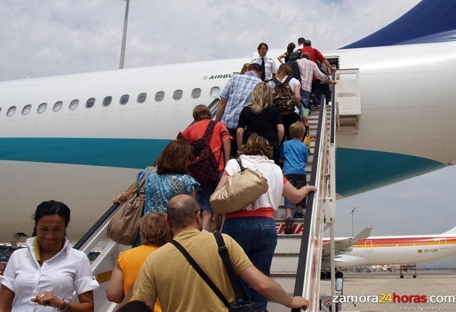 Personas subiendo a un avión para coger un vuelo