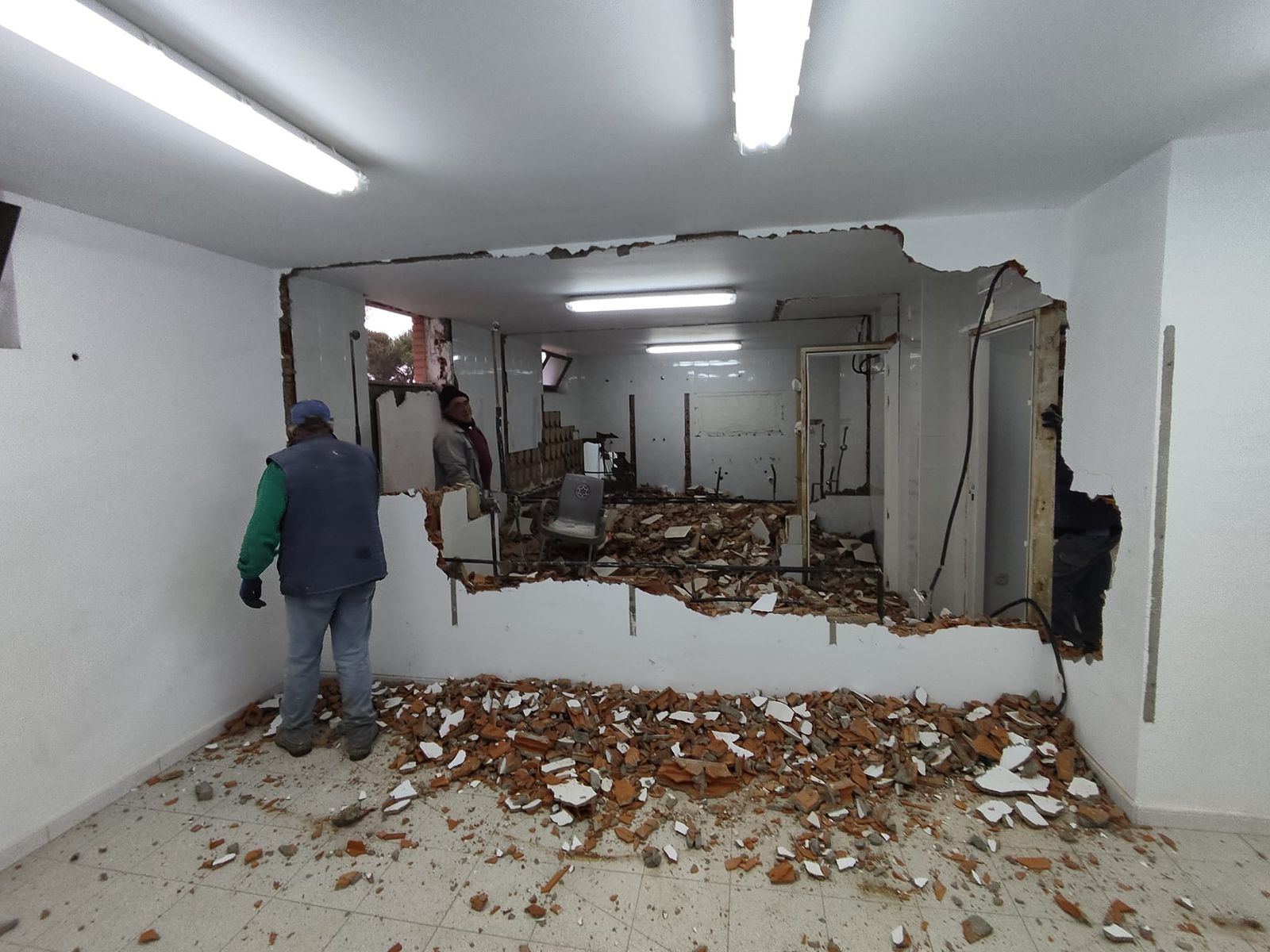 Imagen de las obras en los vestuarios de las piscinas de Villoria.