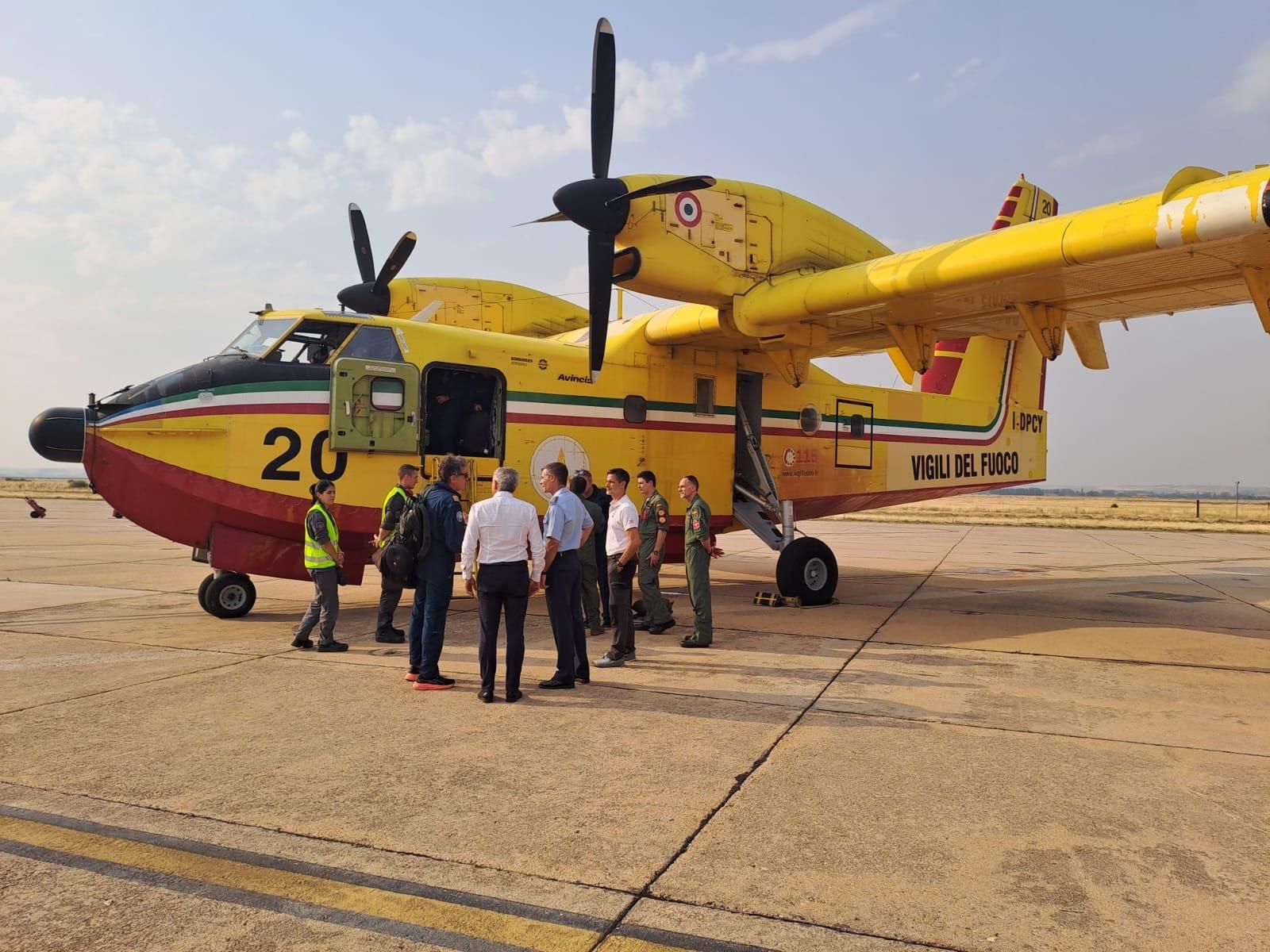 Los dos aviones-cisterna del Mecanismo Europeo de Protección Civil aterrizan en Matacán (Salamanca). Permitirán transportar cantidades superiores a los 5.500 litros de agua para la lucha contra incendios. ICAL.