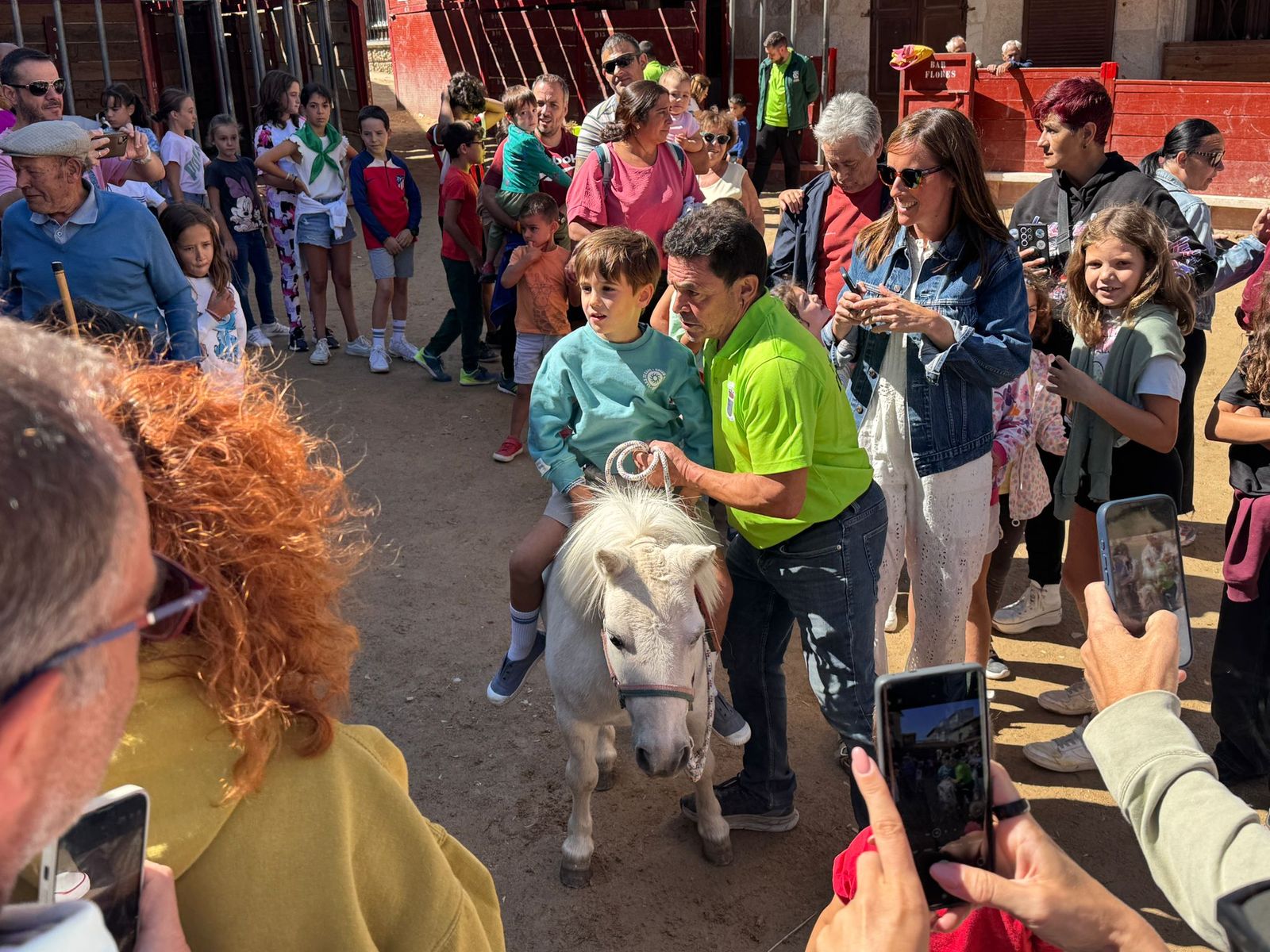 Poni en el encierro de mini bueyes en Aldeadávila de la Ribera