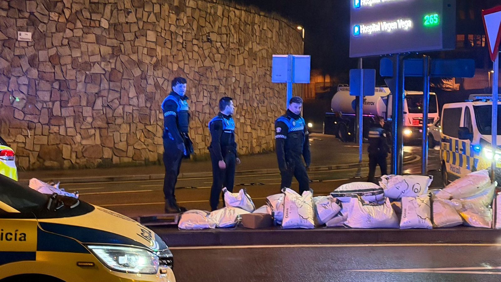 Cortados tres carriles de la Vía Helmántica tras caer la carga de un tráiler